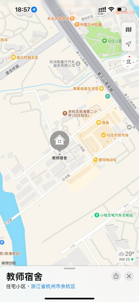 城北勾庄教师宿舍里面，在门口莫